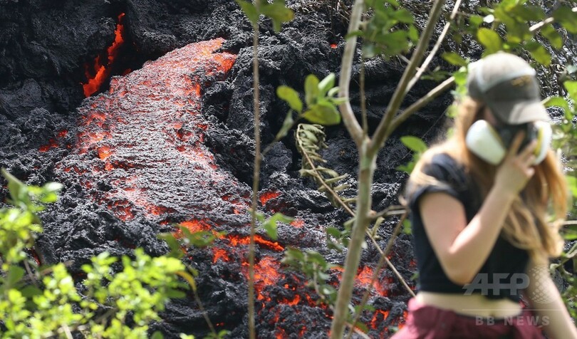 キラウエア火山、亀裂から噴き出す溶岩 爆発的噴火の可能性も