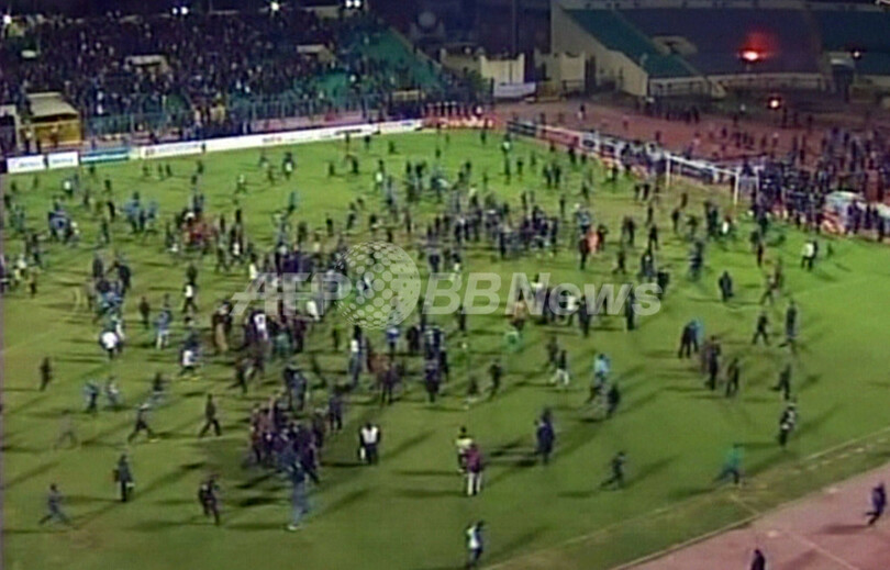 サッカー試合で暴動、74人死亡 1000人負傷か エジプト