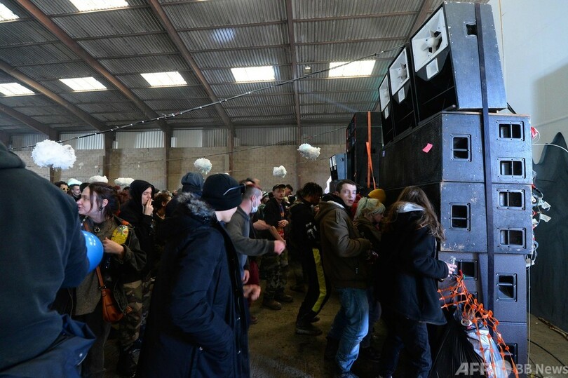 違法パーティーに2500人、警察と衝突 コロナ拡散の懸念 仏