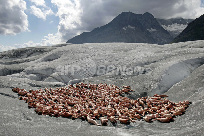 アルプス氷河で集団ヌード撮影会、温暖化防止訴え