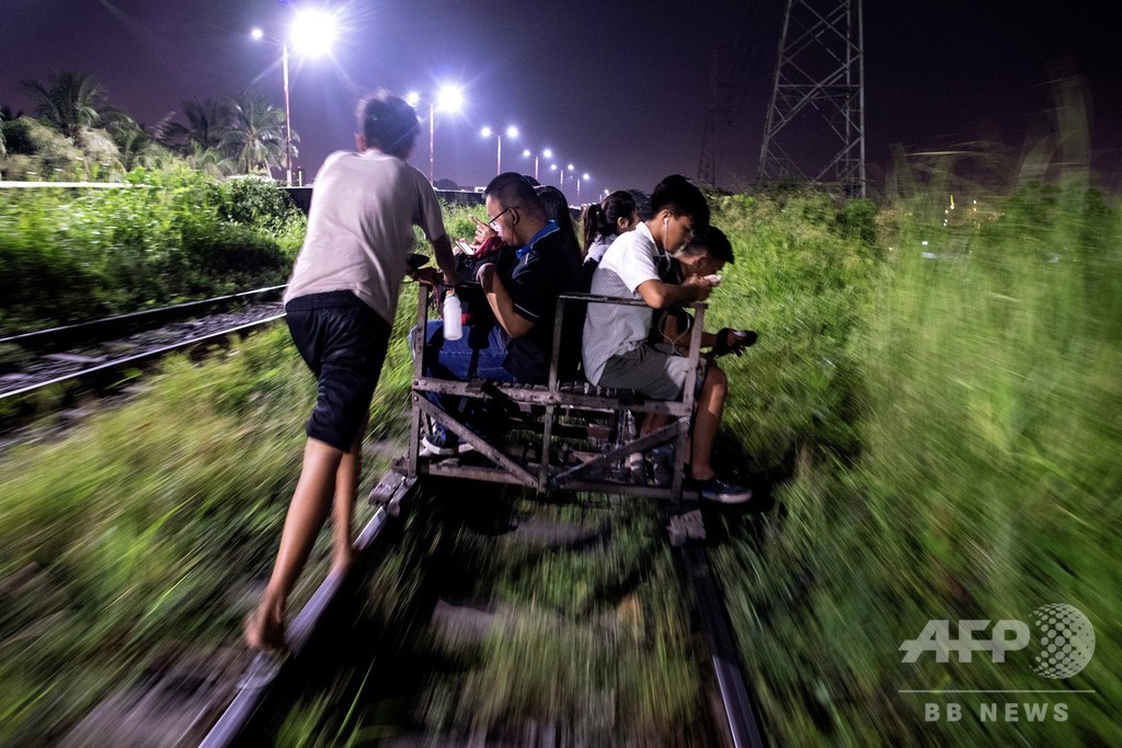 庶民の足は危険と隣り合わせ 線路を走る 乗り合いトロッコ マニラ 写真23枚 国際ニュース Afpbb News