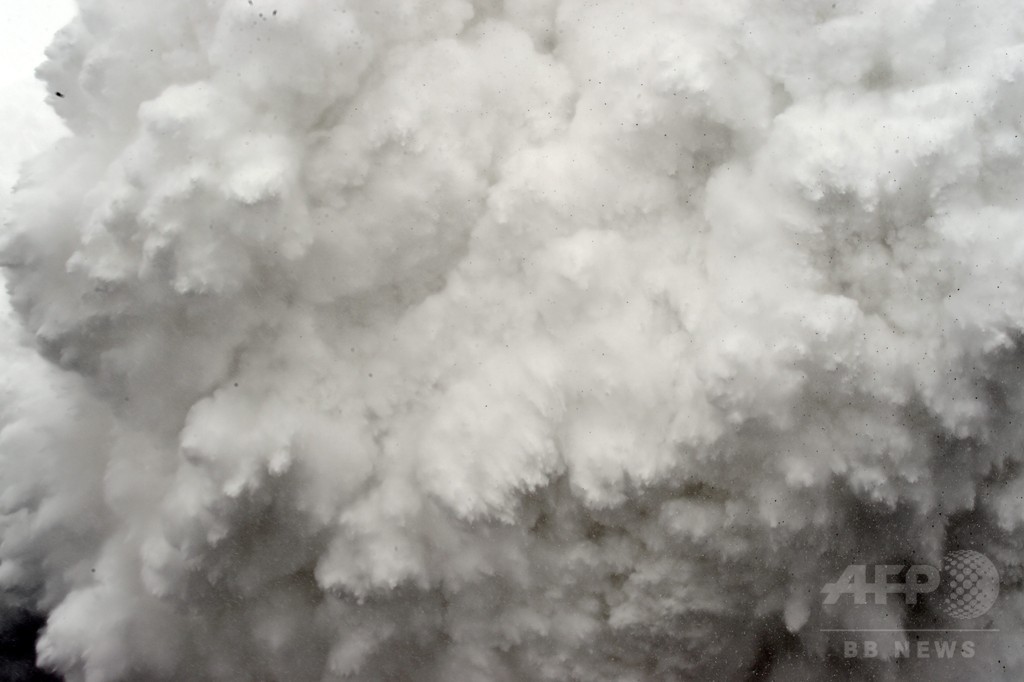 立ち上る雪煙、ネパール大地震で発生した雪崩 立ち上る雪煙、ネパール大地震で発生した雪崩