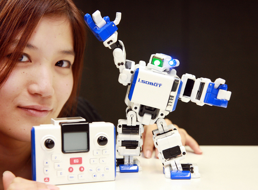 タカラトミー、世界最小の人型ロボット「i-Sobot」発表 身長165ミリ
