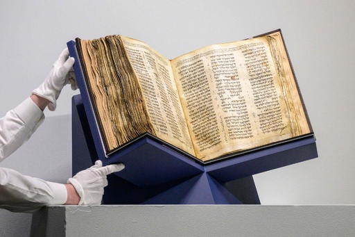 世界最古のヘブライ語聖書、52億円で落札 写本では史上最高額
