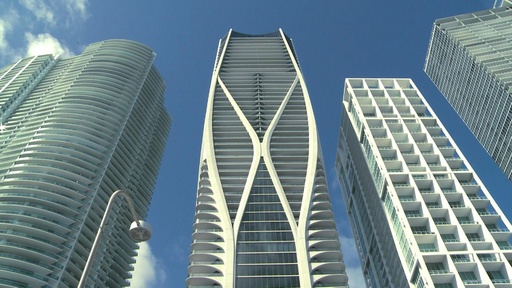 動画：ザハ・ハディド氏の遺作、高級マンションが完成 マイアミ