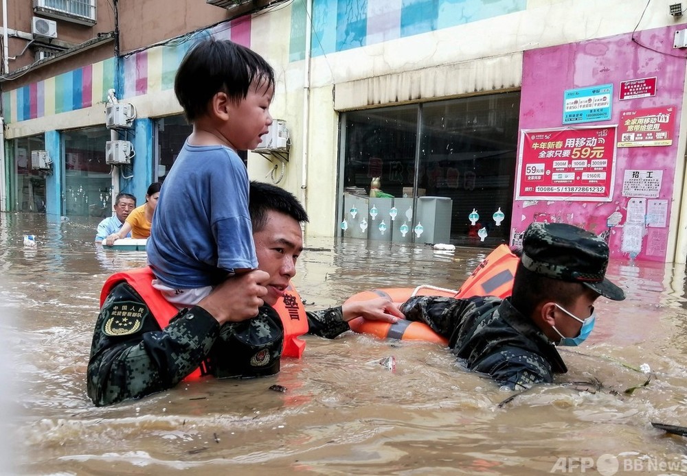 中国湖北省で豪雨、21人死亡