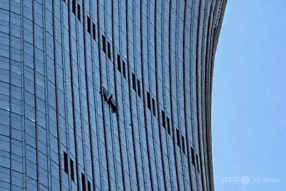 北京最高峰ビルに小型機衝突か 中国