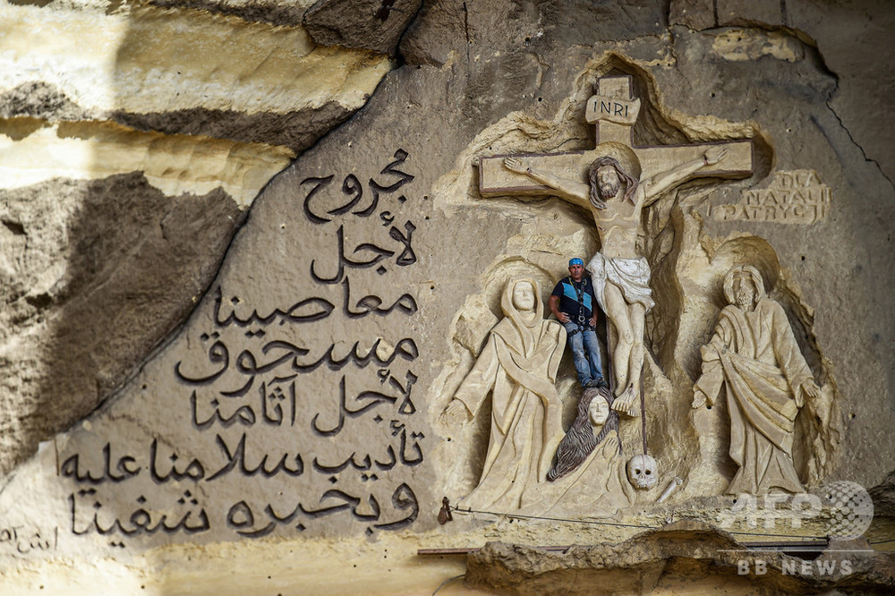 エジプトの洞窟教会を「屋外聖書」に、使命に生きるポーランド人彫刻家