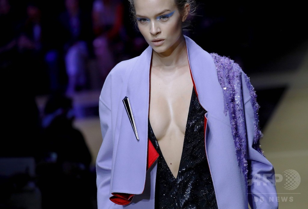 「アトリエ ヴェルサーチ」16/17年秋冬パリ・オートクチュール