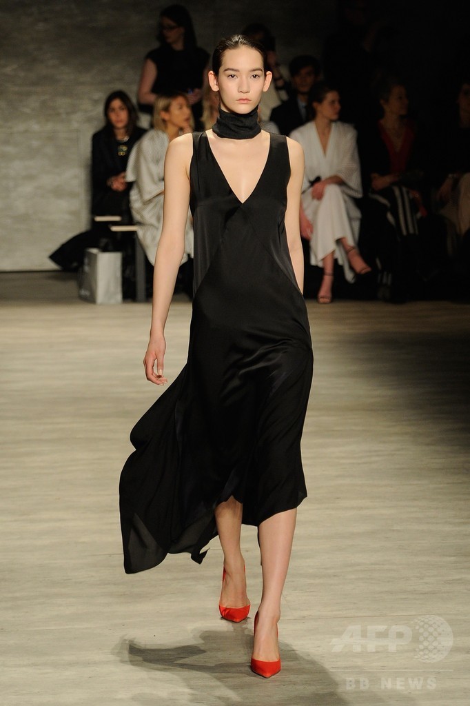 足元はサラ・ジェシカの「SJP」シューズ、「トーメ」15/16年秋冬