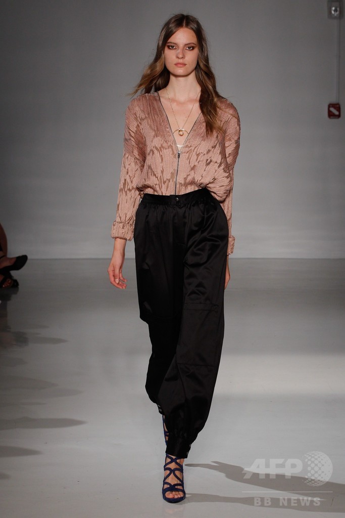 膝下丈のスカートでエレガントに、「ジル・スチュアート」15年春夏