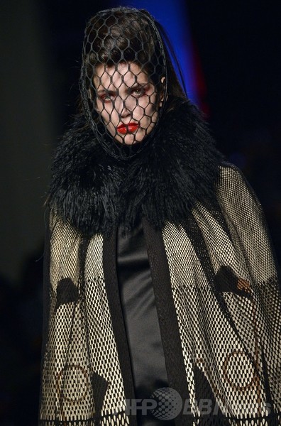「ひげ面の女装歌手」も登場、J.P.ゴルチエ14/15年秋冬オートクチュール