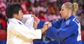 第33回世界柔道選手権、女子78キロ級。決勝でアナマリ・ベレンシェク（青）と対戦する梅木真美（2015年8月28日撮影）。(c)AFP/JACK GUEZ