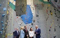 米バージニア州アレクサンドリアのロッククライミング施設を訪れたジョー・バイデン大統領（右端）と妻のジル氏（左から2人目、2021年5月28日撮影）。(c)MANDEL NGAN / AFP