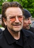 ウクライナの首都キーウ近郊ブチャで集団埋葬地を訪れたロックバンド「U2」のボノさん（2022年5月8日撮影）。(c)Genya SAVILOV / AF
