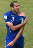 サッカーW杯ブラジル大会（2014 World Cup）グループD、イタリア対ウルグアイ。シャツから肩を見せてウルグアイのルイス・スアレス（Luis Suarez）にかみつかれたことをアピールするイタリアのジョルジョ・キエッリーニ（Giorgio Chiellini、2014年6月24日撮影）。(c)AFP/JAVIER SORIANO