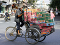 写真はホーチミンで、牛乳を市場へ運ぶシクロ（2006年12月21日撮影）。(c)AFP/HOANG DINH Nam