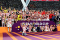 サッカーW杯カタール大会、3位決定戦、クロアチア対モロッコ。勝利を喜ぶクロアチアの選手と子どもたち（2022年12月17日撮影）。(c)JACK GUEZ/ AFP