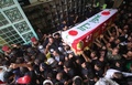 イラク南部バスラで営まれたイスラム教シーア派系民兵組織「人民動員隊」のベテラン狙撃手アブ・タフシン・サルヒ氏の葬儀で運ばれるサルヒ氏のひつぎ（2017年9月30日撮影）。(c)AFP/HAIDAR MOHAMMED ALIALI