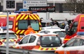 仏パリのオルリ空港で、警備にあたっていた兵士の銃を男が奪う事件が発生し、避難させられた利用客と、現場に出動した警察や消防隊の車両（2017年3月18日撮影）。(c)AFP/Benjamin CREMEL