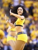 13-14NBAプレーオフ・イースタンカンファレンス準決勝（7回戦制）、インディアナ・ペイサーズ（Indiana Pacers）対ワシントン・ウィザーズ（Washington Wizards）第1戦。パフォーマンスを披露するインディアナ・ペイサーズのチアリーダー（2014年5月5日撮影）。(c)AFP/Getty Images/Andy Lyons