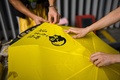 香港民主派による大規模抗議行動「雨傘運動」の4周年を機に行政府本部庁舎の外で行われた集会で、黄色い傘に絵付けをする活動家（2018年9月28日撮影）。(c)Anthony WALLACE / AFP