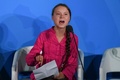 米ニューヨークの国連本部で開かれた気候行動サミットで演説するグレタ・トゥンベリさん（2019年9月23日撮影）。(c)TIMOTHY A. CLARY / AFP