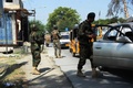 アフガニスタン東部のジャララバードにある検問所で、車両を調べる国軍兵士ら（2018年8月1日撮影）。(c)AFP PHOTO / NOORULLAH SHIRZADA
