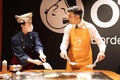 広島県のスタジオで、お好み焼き作りを体験する英国のリシ・スナク首相（右、2023年5月19日撮影）。(c)Stefan Rousseau / POOL / AFP
