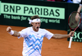 男子テニス、国別対抗戦のデビスカップ（Davis Cup 2012）は6日、ワールドグループ準々決勝が各地で行われ、アルゼンチンはクロアチアとの通算成績を2勝1敗とした。

アルゼンチンのダビド・ナルバンディアン（David Nalbandian）/エドゥアルド・シュワンク（Eduardo Schwank）組は3-6、7-6、6-3、6-7、8-6でクロアチアのマリン・チリッチ（Marin Cilic）/イボ・カルロビッチ（Ivo Karlovic）組に勝利した。

勝利を喜ぶダビド・ナルバンディアン（2012年4月7日撮影）。(c)AFP/ALEJANDRO PAGNI