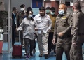 タイの首都バンコクで、警察署内を母親と共に歩く民主活動家のパリット・チワラック氏（中央、2020年8月14日撮影）。(c)Lillian SUWANRUMPHA / AFP
