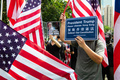 香港のビクトリア公園で、米国旗や「トランプ大統領、香港を解放してください」と書かれたプラカードを手に反政府デモに参加する市民ら（2019年7月21日撮影）。(c) Laurel CHOR / AFP