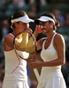 テニス、ウィンブルドン選手権（The Championships Wimbledon 2013）は6日、女子ダブルス決勝が行われ、謝淑薇（Su-Wei Hsieh）/彭帥（Shuai Peng）組が7-6、6-1でアシュリー・バーティ（Ashleigh Barty）/ケーシー・デラクア（Casey Dellacqua）組に勝利し、優勝を果たした。

試合に臨む彭帥（左）と謝淑薇（右、2013年7月6日撮影）。(c)AFP/GLYN KIRK