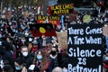 豪メルボルンで、米国で広がる「Black Lives Matter（黒人の命は大切）」運動に連帯を示すとともに、豪におけるアボリジニの人権問題でも改善を訴えるデモ隊（2020年6月6日撮影、資料写真）。(c)William WEST / AFP