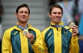 パリ五輪、テニス男子ダブルス。金メダルを手にポーズをとるオーストラリアのマシュー・エブデン（左）/ジョン・ピアーズ組（2024年8月3日撮影）。(c)Patricia DE MELO MOREIRA / AFP