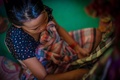 インドネシア・西スラウェシ州マムジュで授乳する、2018年に結婚した少女（2019年2月11日撮影）。(c)YUSUF WAHIL / AFP