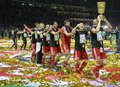 サッカードイツカップ2012-13（German Cup 2012-13）は1日、決勝が行われ、バイエルン・ミュンヘン（Bayern Munich）が3-2でVfBシュツットガルト（VfB Stuttgart）を下し、ドイツ勢としては初のトレブル（三冠）を達成した。

優勝トロフィーを手にピッチを行進するバイエルン・ミュンヘンの選手（2013年6月1日撮影）。(c)AFP/CHRISTOF STACHE
