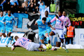 12-13フランス・リーグ1は10日、第24節の試合が各地で行われ、オリンピック・マルセイユ（Olympique de Marseille）はエヴィアン・トノン・ガイヤールFC（Evian Thonon Gaillard FC）と1-1で引き分けた。

エヴィアン・トノン・ガイヤールFCの選手に囲まれながらも突破を図るオリンピック・マルセイユのマシュー・ヴァルブエナ（Mathieu Valbuena、2013年2月10日撮影）。(c)AFP/JEAN-PIERRE CLATOT
