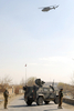 2007年11月24日、アフガニスタンの首都カブール（Kabul）西25キロにあるパグマン（Paghman）で、自爆攻撃の現場で警備にあたるイタリア兵士。(c)AFP/MASSOUD Hossaini