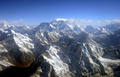 世界最高峰エベレスト（中央）とヒマラヤ山脈（2013年4月3日撮影、資料写真）。(c)AFP/Prakash MATHEMA