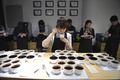 「最高の雲南コーヒー」を探すコーヒー鑑定士（2018年3月9日撮影）。(c)CNS/劉冉陽