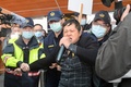 台湾桃園国際空港の外で、馬英九前総統の訪中に抗議する台湾独立派（2023年3月27日撮影）。(c)Sam Yeh / AFP