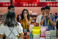 コーヒー産業館でコーヒーを味わう来場者（2024年7月24日撮影）。(c)Xinhua News