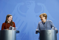 独ベルリンで合同会見を行う前の同国のアンゲラ・メルケル首相（右）とアイスランドのカトリン・ヤコブスドッティル首相（2018年3月19日撮影）。(c)Odd ANDERSEN / AFP