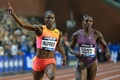 陸上、ダイヤモンドリーグ最終戦ブリュッセル大会、女子100メートル。1位でゴールして喜ぶジュリアン・アルフレッド（左、2024年9月13日撮影）。(c)NICOLAS TUCAT/ AFP
