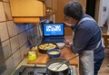 オンラインでケーキ作りを教えるカーリン・ホフバウアーさん。オーストリア・ウィーンの自宅で（2021年3月12日撮影）。(c)JOE KLAMAR / AFP