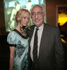 2007年12月16日、リアリティ番組「America’s Most Smartest Model」の祝賀パーティーに登場したポルノ女優のジェナ・ジェイムソン （%%Jenna Jameson%%、左）とTVパーソナリティーのベン・スタイン（%%Ben Stein%%）。(c)AFP/Getty Images Charley Gallay