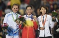 第17回アジア競技大会（17th Asian Games、Asiad）陸上女子100メートル決勝。表彰式に臨む（左から）オルガ・サフロノワ（Olga Safronova）、韋永麗（Wei Yongli）、福島千里（Chisato Fukushima、2014年9月28日撮影）。(c)AFP/PHILIPPE LOPEZ