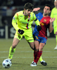 FCバルセロナのシャビ・エルナンデス（%%Xavi Hernandez%%）のチェックを受けるオリンピック・リヨンのジュニーニョ・ペルナンブカーノ（左）。（2009年2月24日撮影）(c)AFP/PHILIPPE MERLE