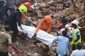 インド・マハードで起きたアパートの倒壊現場で、遺体を搬送する救助隊員（2020年8月25日撮影）。(c)Punit PARANJPE / AFP